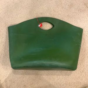Hunter x Target Rubber Molded Handle Tote. Tote is perfect for beach or outings.